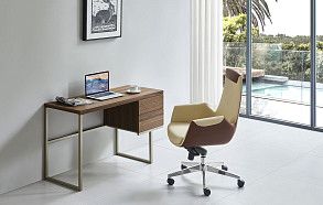 Стол письменный Saga, орех Стол письменный Saga, орех