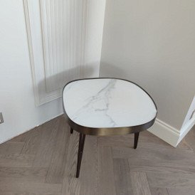 Стол журнальный Zelda (55), белый камень/бронза