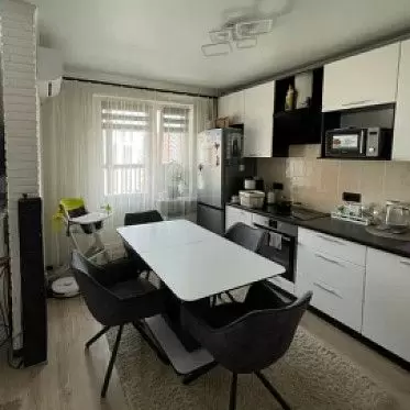 Стол Rosanna, стул Stefani Yandex