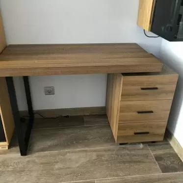 Стол письменный Ashby, орех/черный