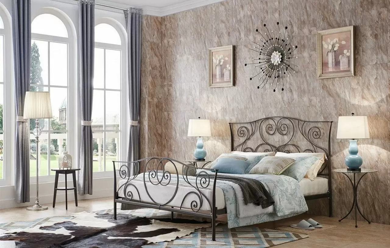 Кованые кровати в интерьере загородного дома