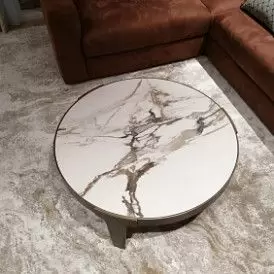 Стол журнальный Corfu (60), белая керамика/бронза