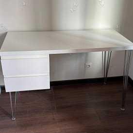 Стол письменный Novum, орех/черный